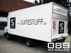 LKW - Beschriftung fr Suitestuff. Wir haben uns fr eine schwarz matte Folie entschieden um ein deutlicheres Schriftbild zu erhalten.
Fahrzeugbeschriftung durch 089 Werbung Mnchen.