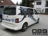 Aufwändige Fahrzeugbeschriftung eines Transporters mit spezieller Vollverklebefolie.
Fertigung und Montage durch 089 Werbung München.