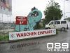 Werbehinweis als Formschild WASH 2000, im Folienplot beschriftet, Alu - Dibond, Halterung an Rohrgestell vor Ort, von 089Werbung München.